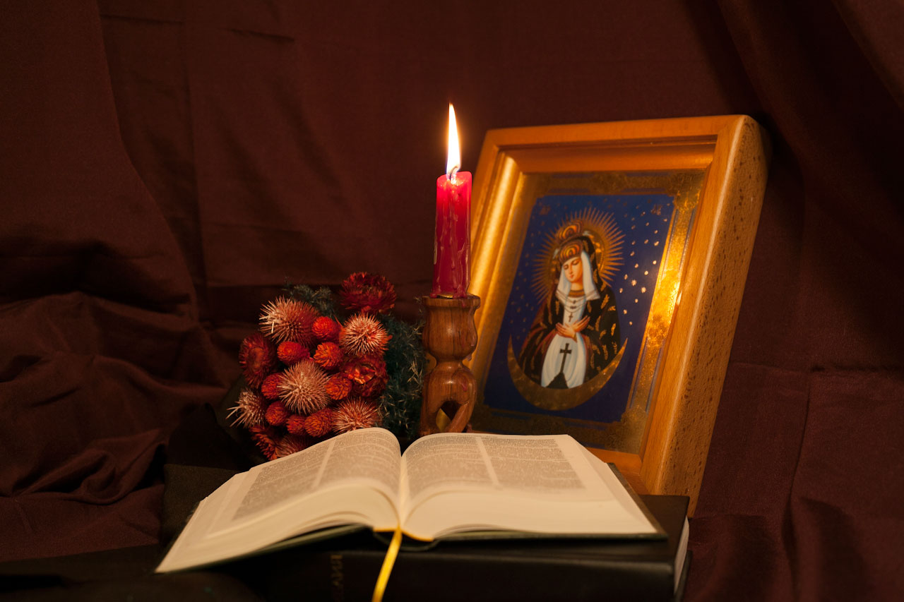 Псалтырь по умершему. Поминальная икона. Икона поминовение усопших. Икона и свеча. Свеча и молитвослов.