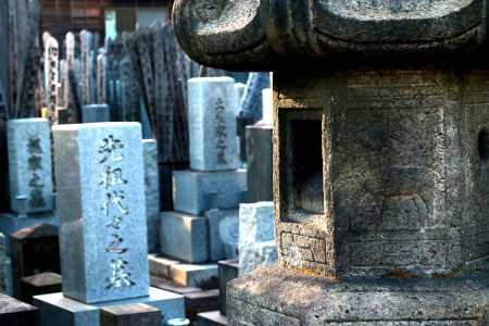 Памятники на кладбище в Японии