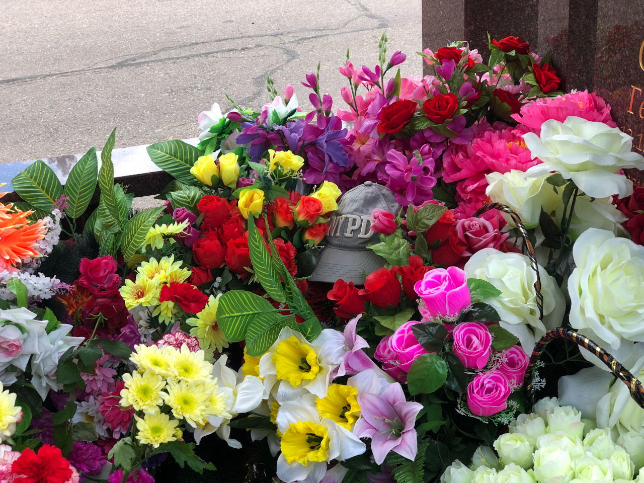 Живым дарят четное или нечетное количество цветов. Чётное число цветов на кладбище. Цветы которые приносят на могилу. Четное количество цветов на могилу.