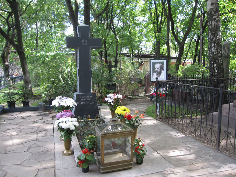 Где похоронен рыжков. Некрополь Донской монастырь Солженицын. Донское кладбище Солженицын. Солженицын похоронен на Донском кладбище.